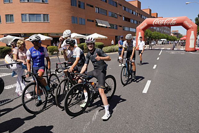 Ciclistas llegando a meta tras realizar la marcha./ MIGUEL ÁNGEL FERNÁNDEZ