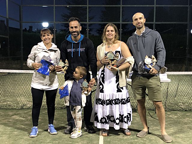 Los ganadores del torneo en la categoría mixta./ E.A.