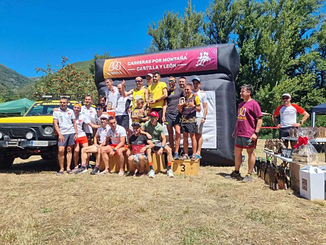 El podio por equipos en la categoría masculina, con David López haciendo el gesto de la victoria./ FDMESCYL