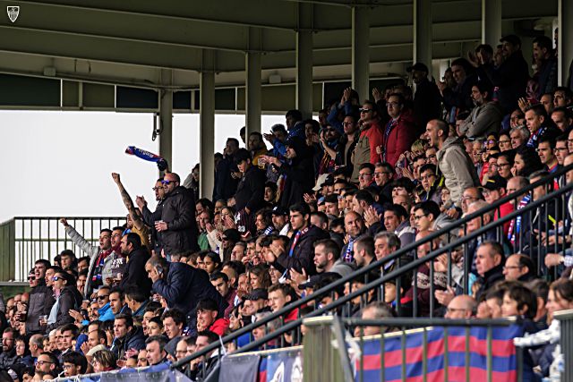 Aficionados apoyando a la Gimnástica Segoviana durante el partido ante el Recreativo. / JUAN MARTÍN-G. SEGOVIANA