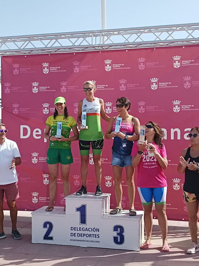 La deportista del Lacerta, en el centro del podio./ E.A.