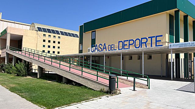 Zona exterior de la Casa del Deporte ubicada en el Centro Cívico Nueva Segovia, al lado del pabellón Pedro Delgado./ AYUNTAMIENTO