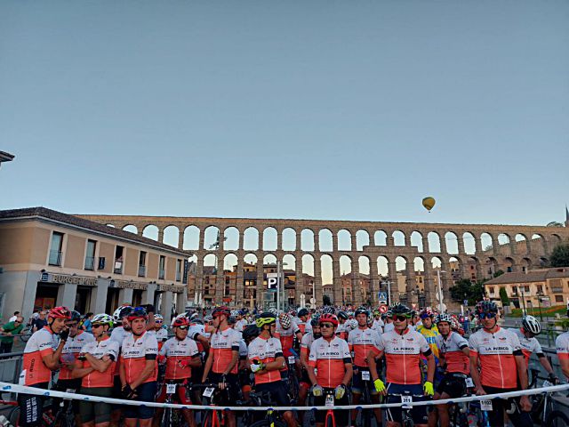 Los ciclistas esperan en la línea de salida a primera hora de la mañana del domingo./ AYUNTAMIENTO