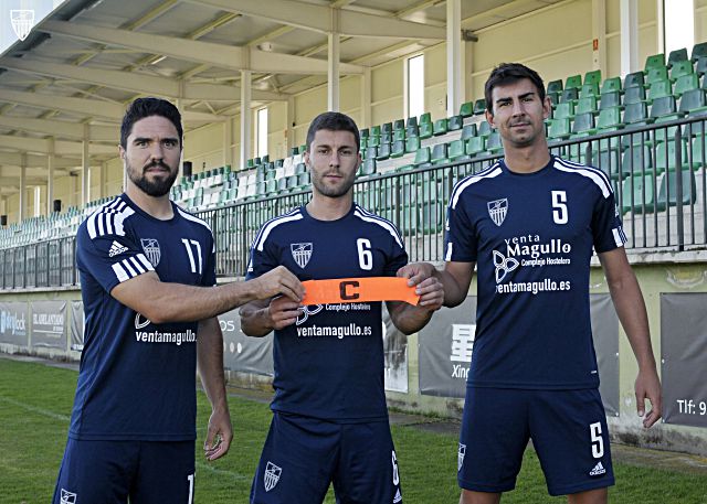 De izquierda a derecha Rubén, Manu y Javi Marcos, los tres capitanes de la Segoviana./ JUAN MARTÍN-G. SEGOVIANA