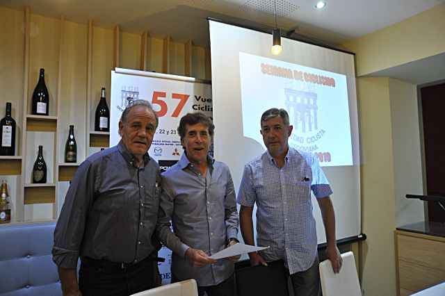 La falta de referentes y el exceso de burocracia dejan en la mitad el calendario ciclista 2 04 2 los dos de la izquierda