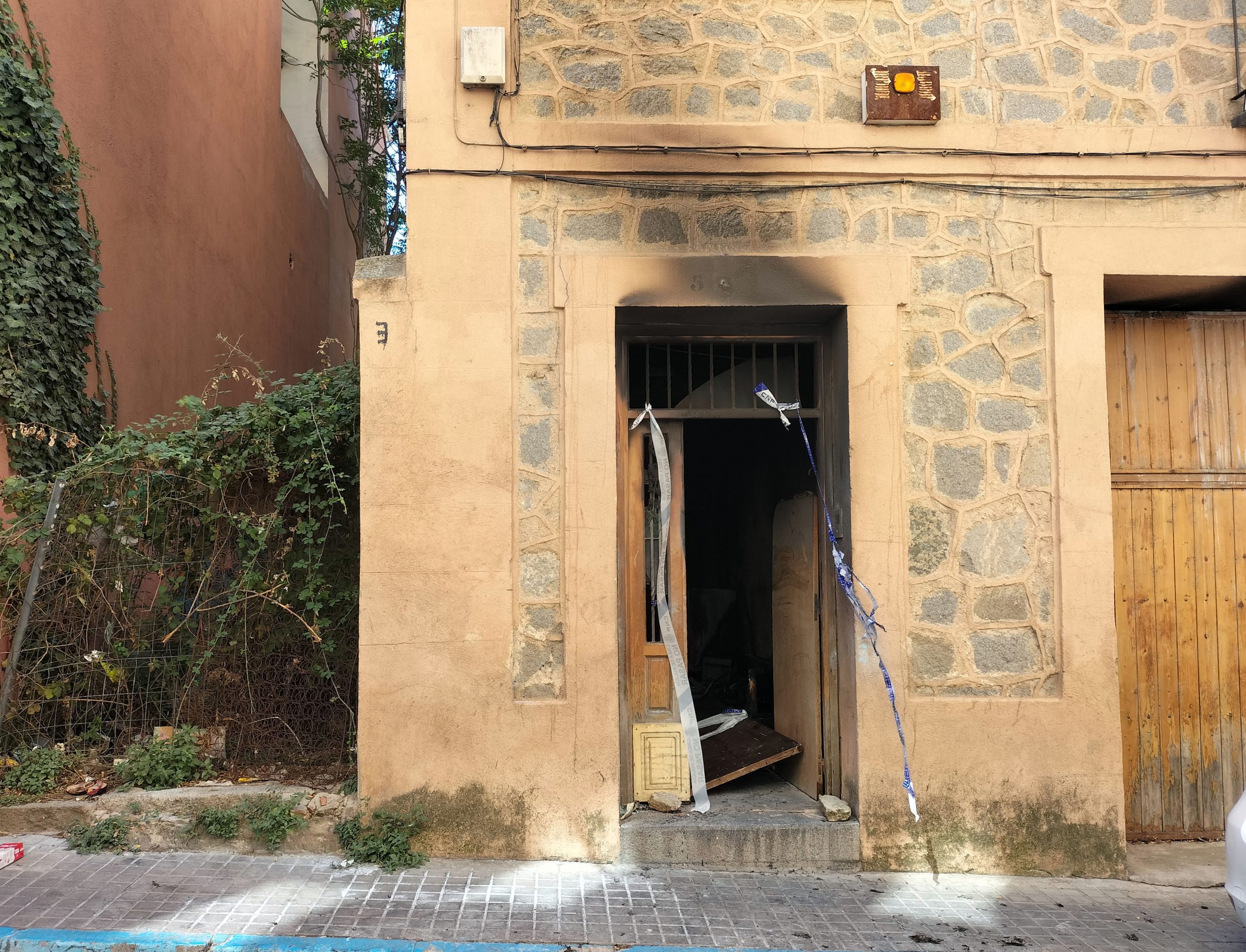 Puerta del inmueble de la calle Velódromo, en San Millán, donde se produjo el incendio de madrugada. / Ical