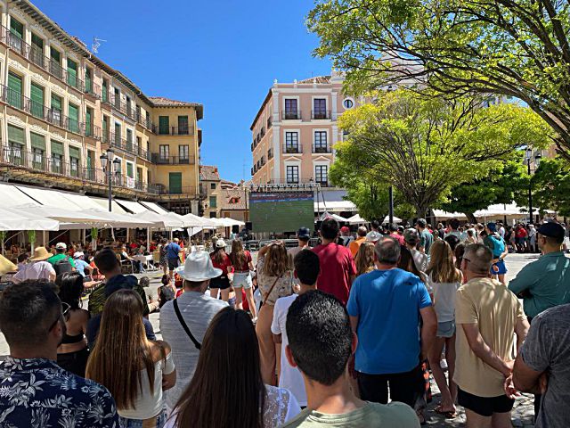 Los aficionados, comenzando a poblar la plaza Mayor en los primeros minutos de la final./ AYUNTAMIENTO