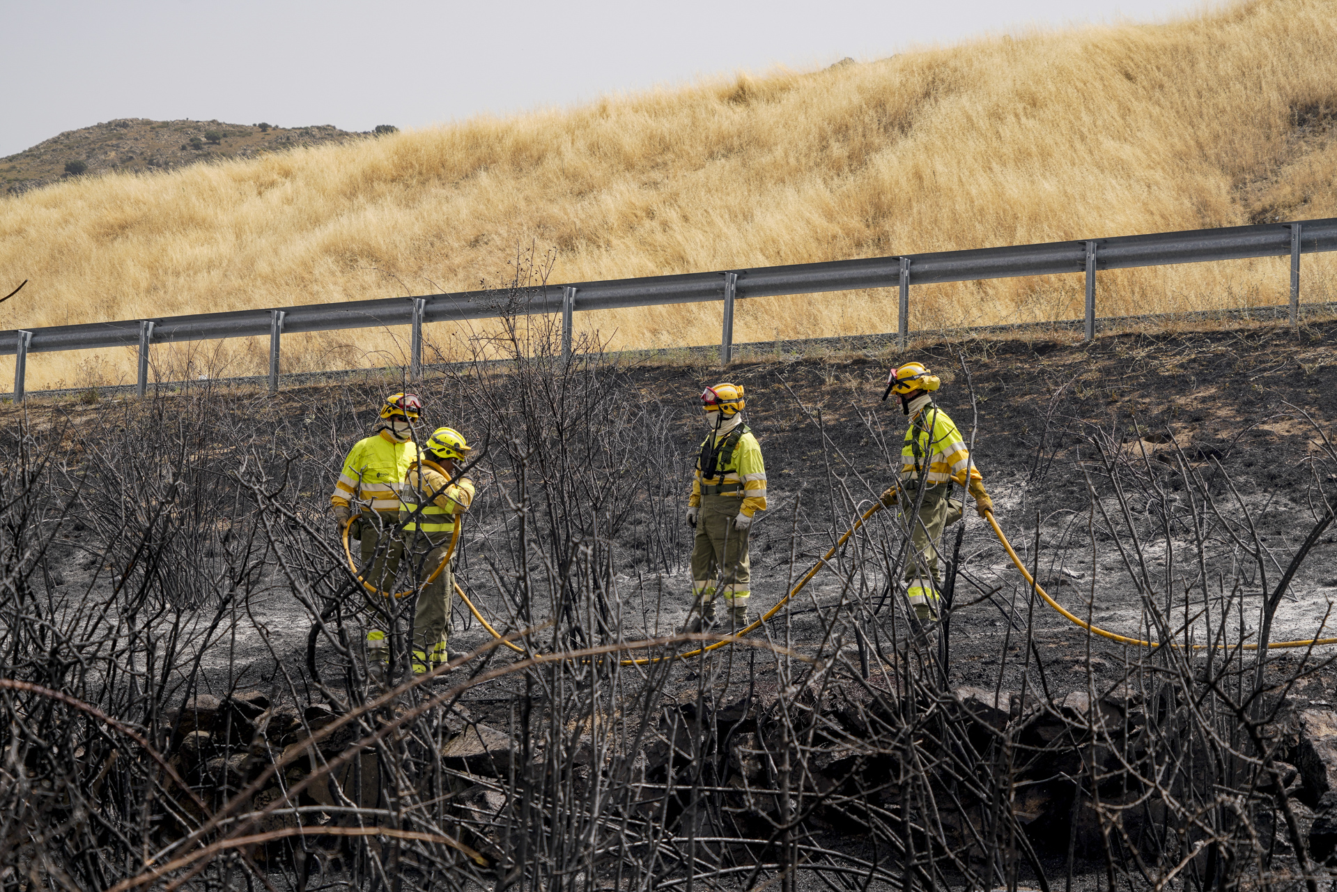 Una cuadrilla de la Junta refresca el terreno una vez extinguidas las llamas. / Miguel Ángel Fernández