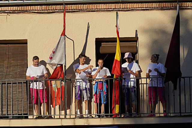 Los miembros de la familia Barrero Sanz, en el balcón./ MIGUEL ÁNGEL FERNÁNDEZ