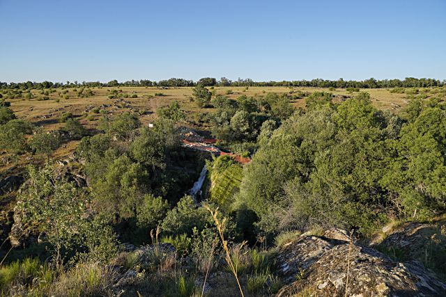 Inicio del derribo en la presa de La Muña en Navafría. Fotografía: Miguel Ángel Fernández