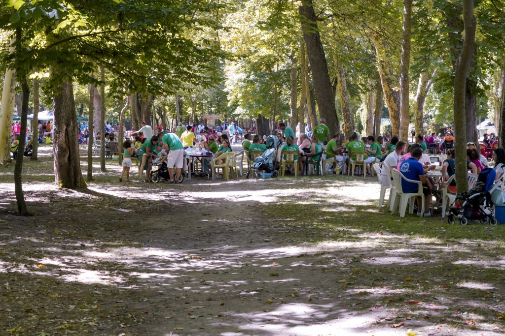 El barrio de San Lorenzo pone fin a sus fiestas con la tradicional caldereta en la alameda 2 13082023 Caldereta Popular Fiestas Barrio San Lorenzo Miguel Angel Fernandez