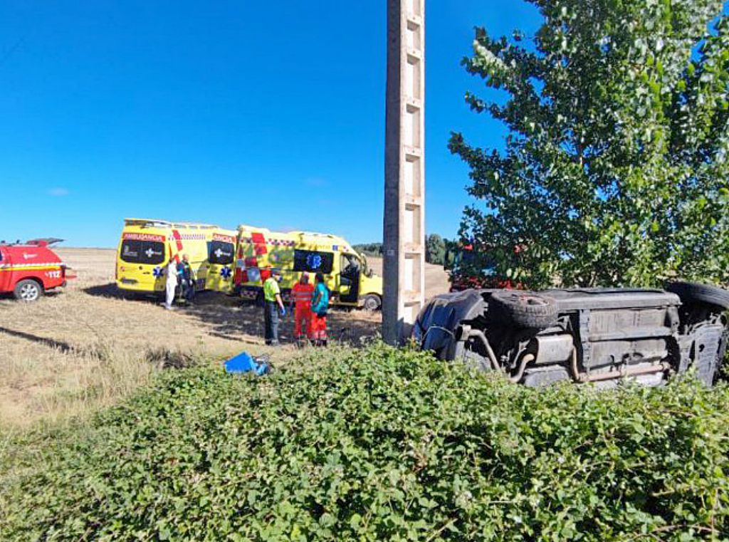 Accidente de tráfico en la autovía A-231, en el municipio leonés de Calzada del Coto, en el que una persona falleció y tres resultaron heridas. / ICAL
