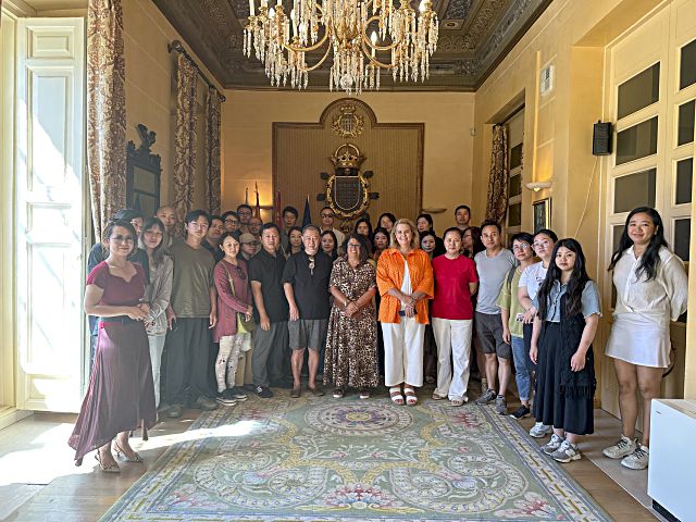 La delegación china posa en el Ayuntamiento de Segovia.