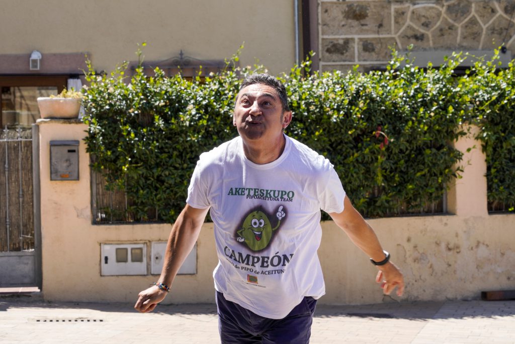 La diversión no para en Ortigosa del Monte, que hoy finaliza sus fiestas 2 19082023 Lanzamiento Huesos Aceituna Ortigosa del Monte Miguel Angel Fernandez