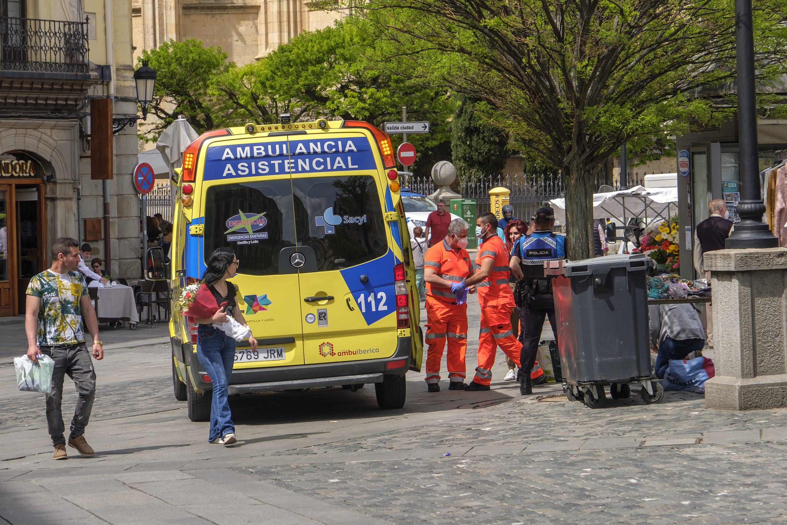 Una ambulancia atiende a una persona en la Plaza Mayor de Segovia.