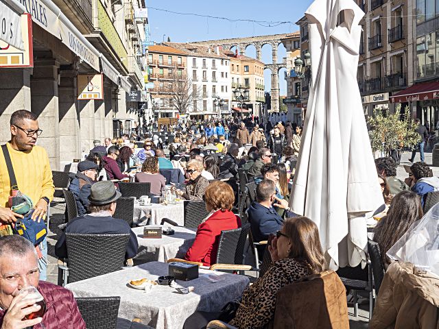 Una terraza llena en la Calle del Acueducto.