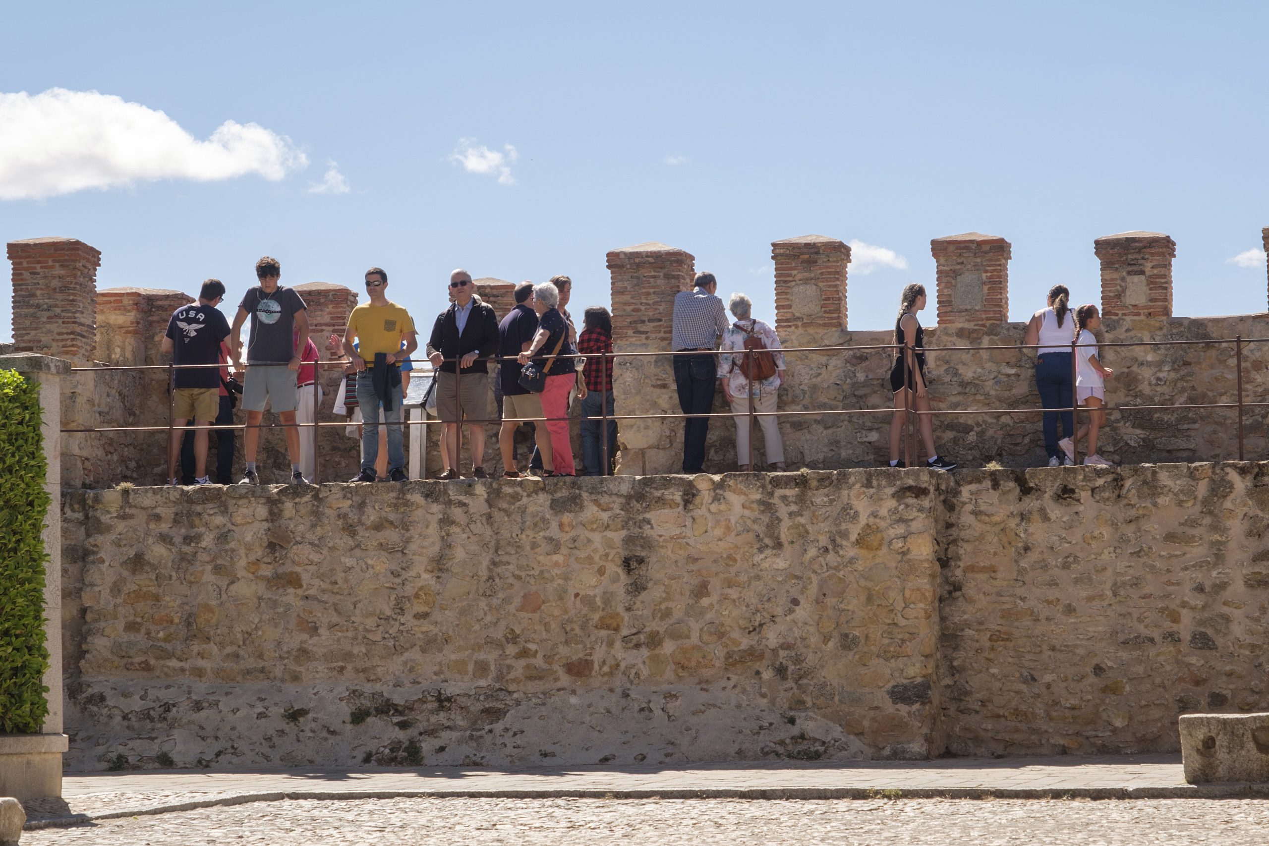 Los hosteleros son optimistas ante el próximo puente festivo de la Virgen 1 Turistas en el Postigo del Consuelo de la Muralla de Segovia durante el puente festivo de la Virgen de agosto del año pasado. / Kamarero