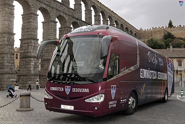 El autobús con el que la Gimnástica Segoviana realiza sus desplazamientos./ JUAN MARTÍN-G. SEGOVIANA