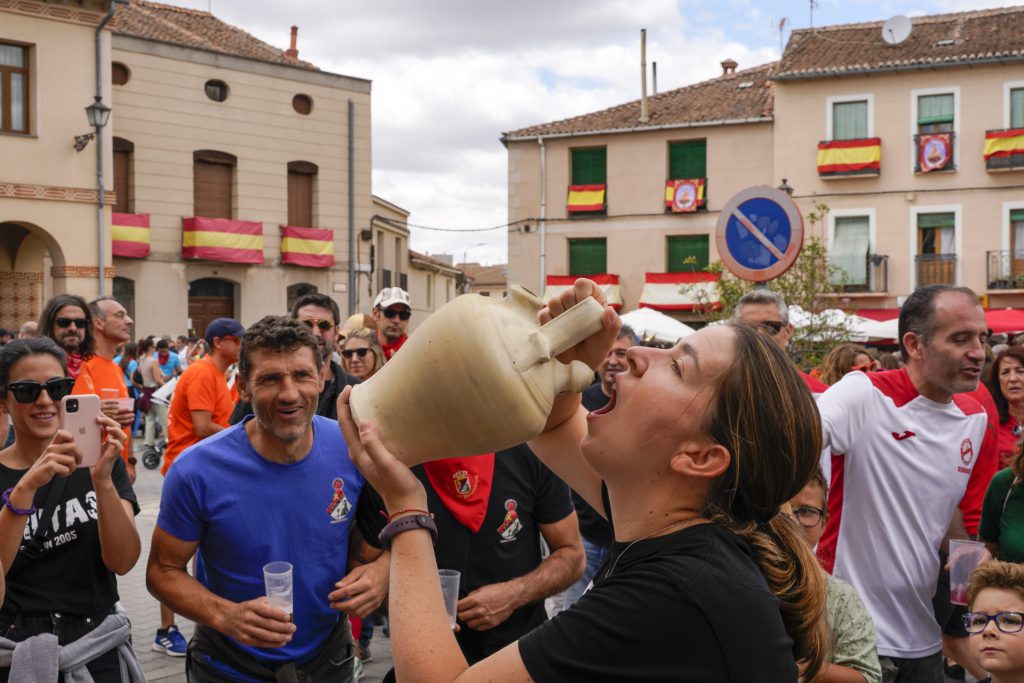 Celebrado con éxito el campeonato de botijo de Bernardos 2 El campeonato de botijo en Bernardos.