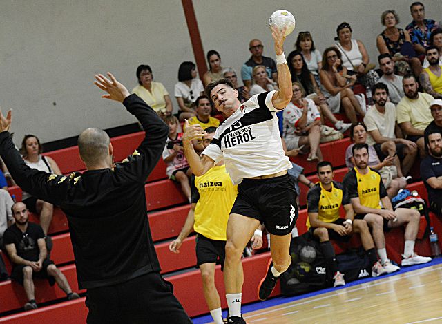 Dani Palomeque culmina una acción entrando desde el extremo derecho./ AMADOR MARUGÁN