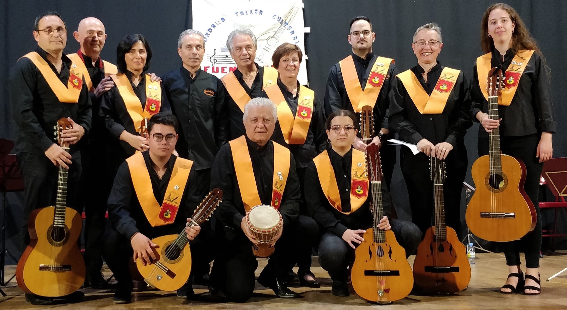 Los integrantes de la Rondalla del Taller Cultural de Fuentepelayo./ E.A.