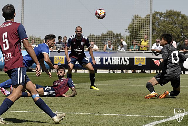 De esta manera anotó Juan Silva, la última incorporación de la Segoviana, el gol que significaba el 3-3 con el que acabó el partido./ JUAN MARTÍN-G. SEGOVIANA