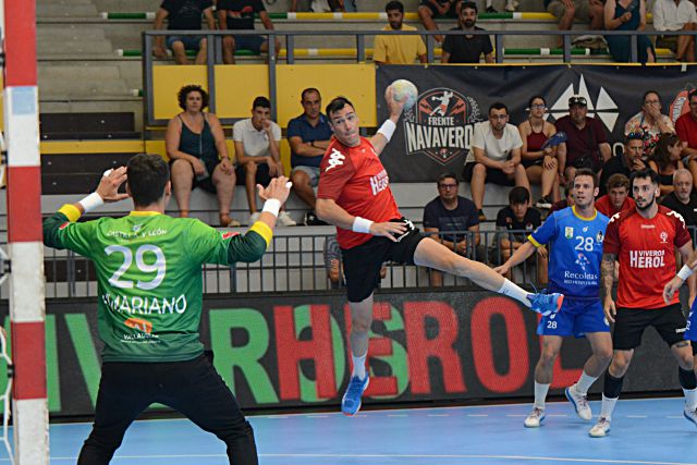 Isaías Guardiola llega hasta los seis metros para lanzar sobre la portería de Yeray Lamariano en un momento del primer partido del triangular jugado en Nava de la Asunción que midió al Viveros Herol con el Recoletas Valladolid. / AMADOR MARUGÁN