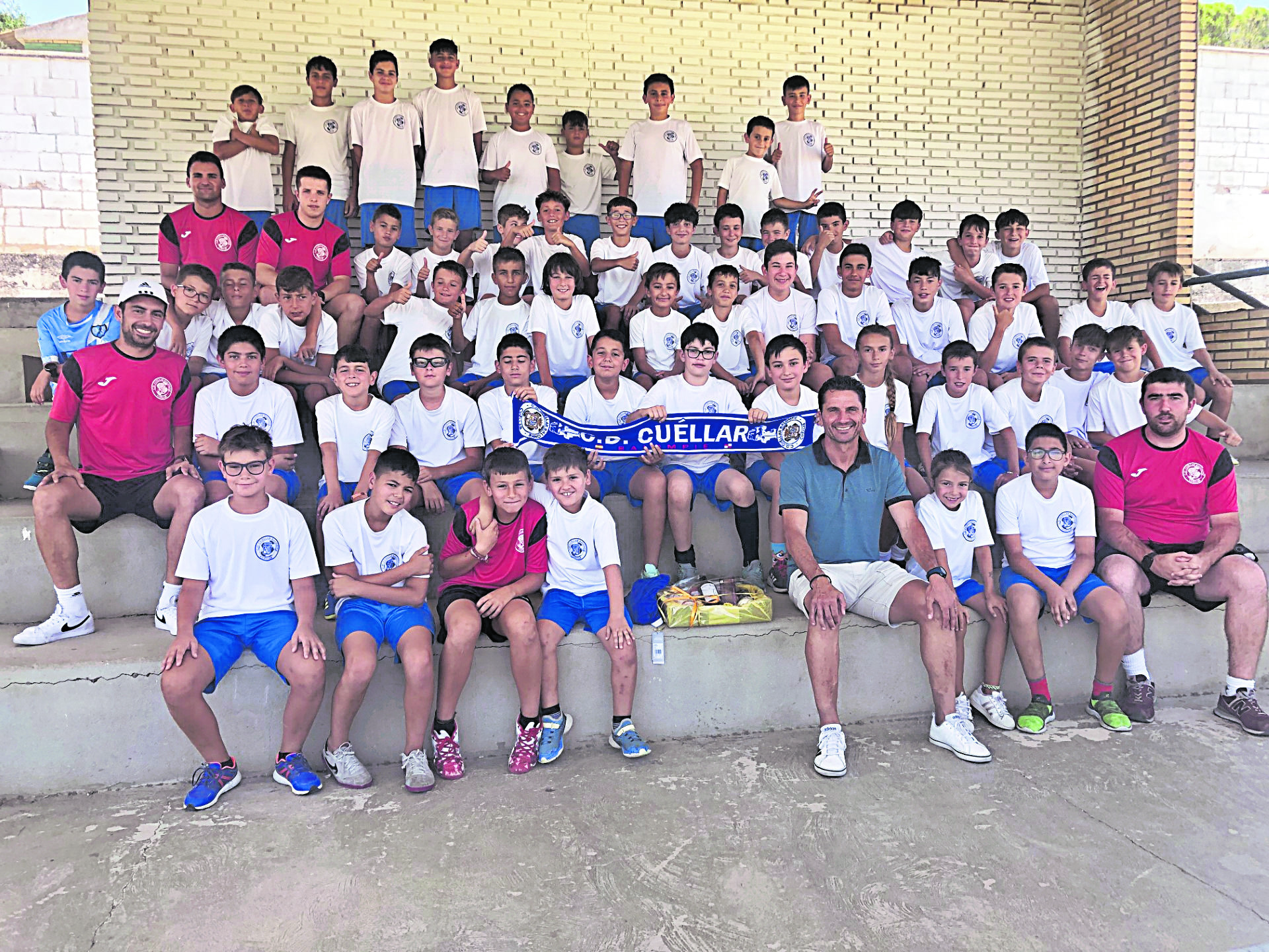 Los participantes en el Campus del CD Cuéllar, junto a Javier Torres Gómez. / CD CUÉLLAR