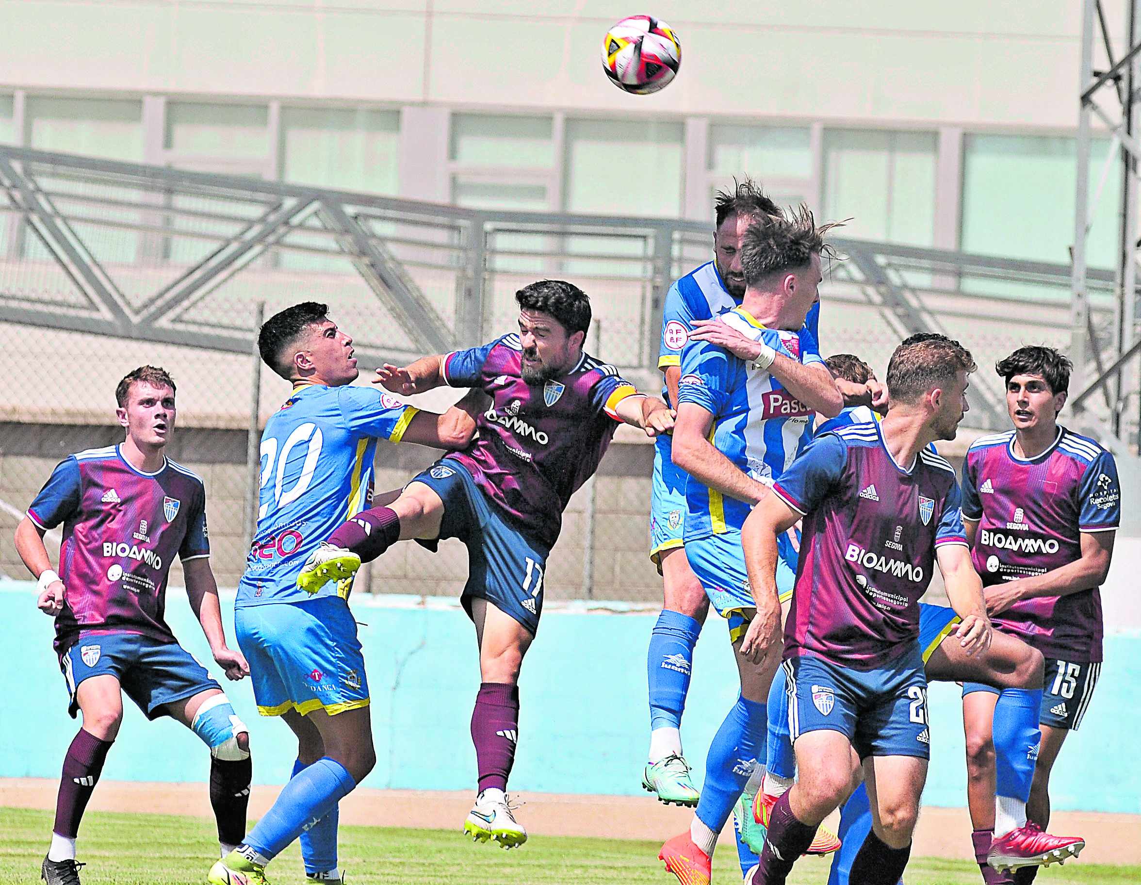 Rubén intenta despejar un balón colgado al área de la Segoviana durante su partido frente a la Arandina./ JUAN MARTÍN-G. SEGOVIANA