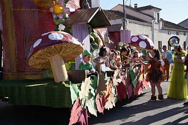 Imaginación y colorido en una de las carrozas que han desfilado hoy por las calles de Fuentepelayo, con motivo de sus fiestas. / Miguel Ángel Fernández
