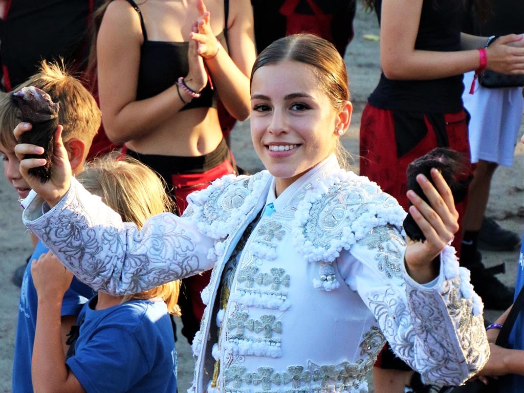 La novillero Olga Casado pasea dos orejas en Aguilafuente. / FERMÍN DE LOS REYES