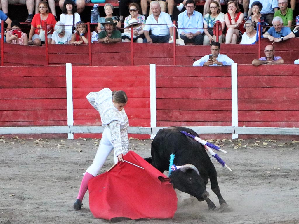 La novillera Olga Casado es profeta en Aguilafuente 2 Olga Casado torea en redondo a un novillo de Escudero de Cortos, en Aguilafuente. / FERMÍN DE LOS REYES