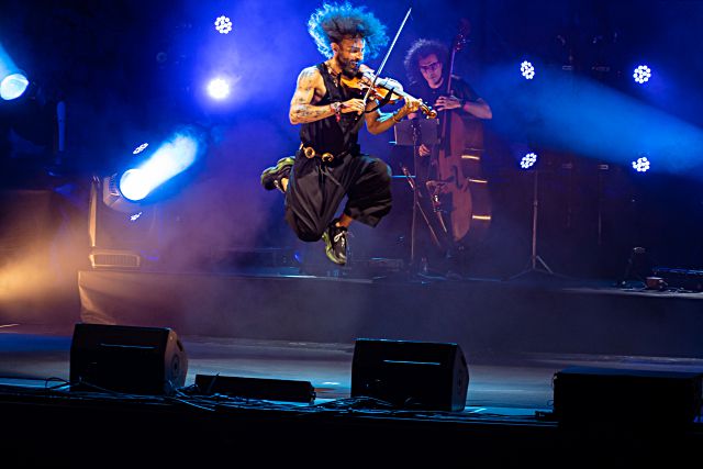 Ara Malikian durante uno de sus característicos saltos en un concierto. / Christian Hors