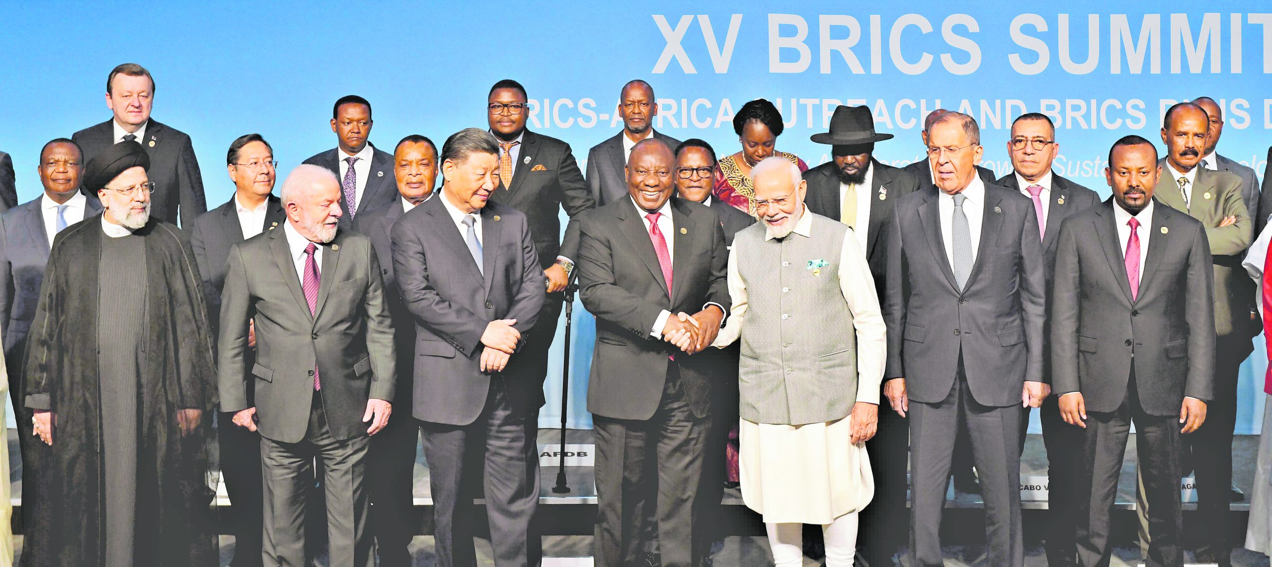 El presidente de Sudáfrica Cyril Ramaphosa saluda al primer ministro de la India Narendra Modi junto a otros BRICS leaders en Johannesburgo.