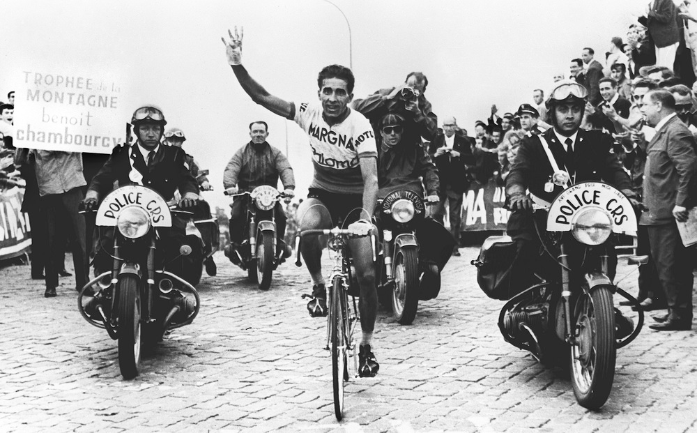 Barcelona, 27/05/1963.- Bahamontes entra vencedor en la meta de Montjuich, en la última etapa de la Midi Libre y se proclama ganador de la prueba. EFE/rba