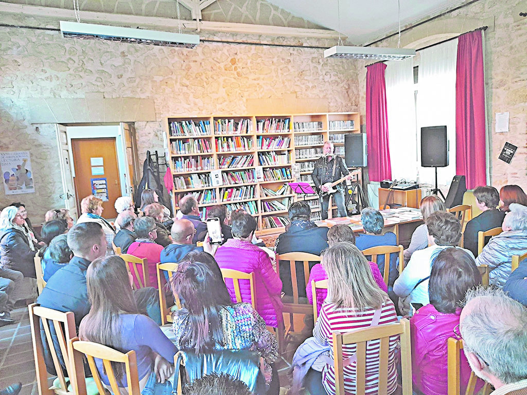 Una actuación musical llevada a cabo en la biblioteca de Cantimpalos./ EL ADELANTADO