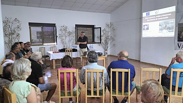 Juan Traba durante la charla en el salón municipal.