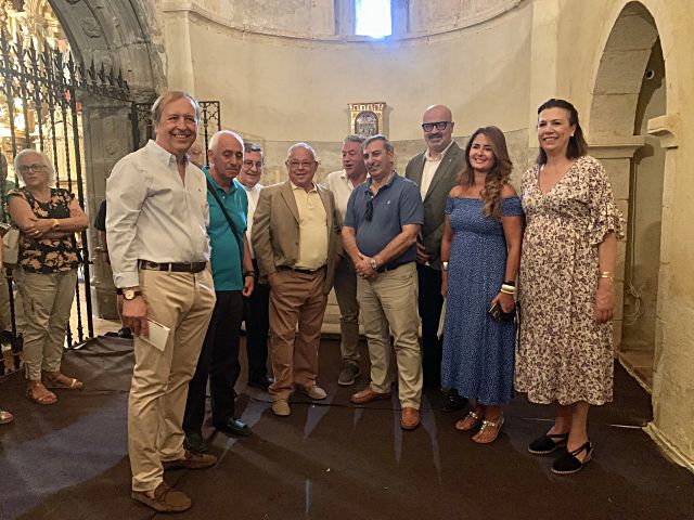 Gonzalo Santonja posa junto a sus acompañantes en el interior de la iglesia de San Clemente.