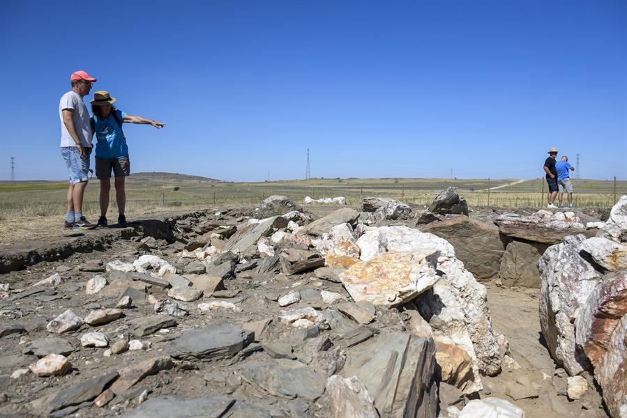 Visitas al yacimiento de Santa Inés, en Bernardos, el pasado sábado 19 de agosto. / Pablo Martín (EFE)
