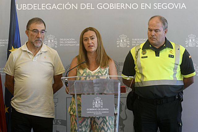 La delegada del Gobierno en Castilla y León, Virginia Barcones, acompañada por el jefe provincial de Tráfico, Pedro Pastor (i), y por el teniente coronel jefe de la Agrupación de Tráfico de la Guardia Civil en Castilla y León, Francisco González Iturralde, ha presentado el operativo especial de la Dirección General de Tráfico en Castilla y León con motivo del puente del 15 de agosto, este viernes, en Segovia. EFE/Pablo Martín