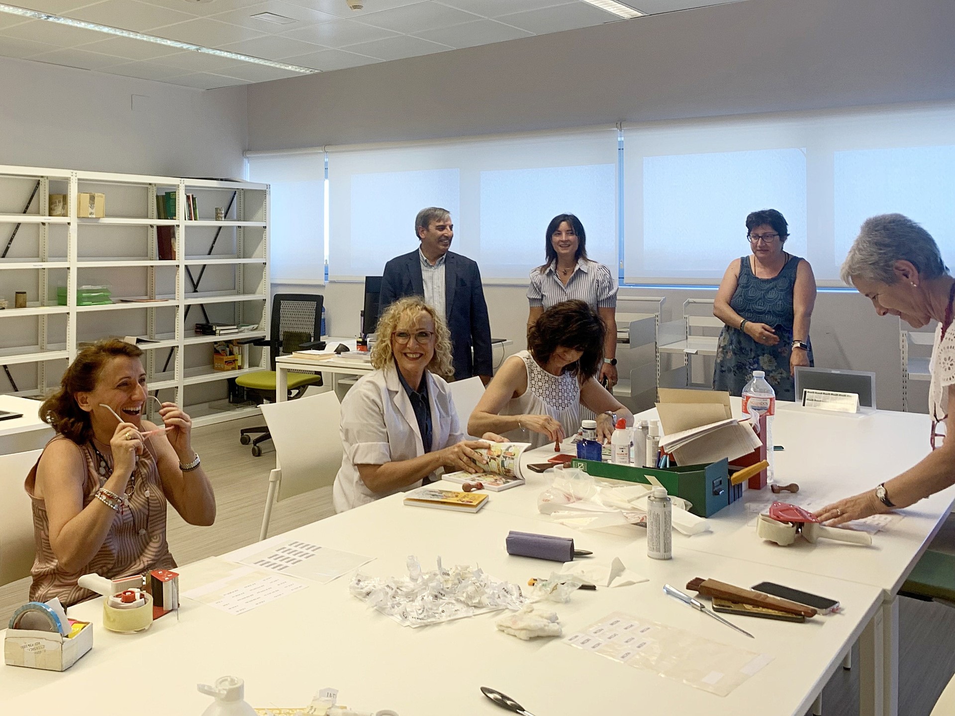 El delegado territorial, José Luis Sanz Merino, vista la Biblioteca Pública de Segovia. / EL ADELANTADO