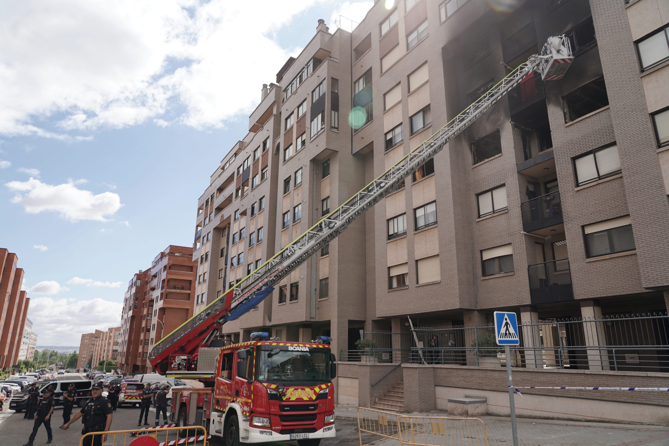 Los bomberos en la calle Juan número 23. / Rubén Cacho