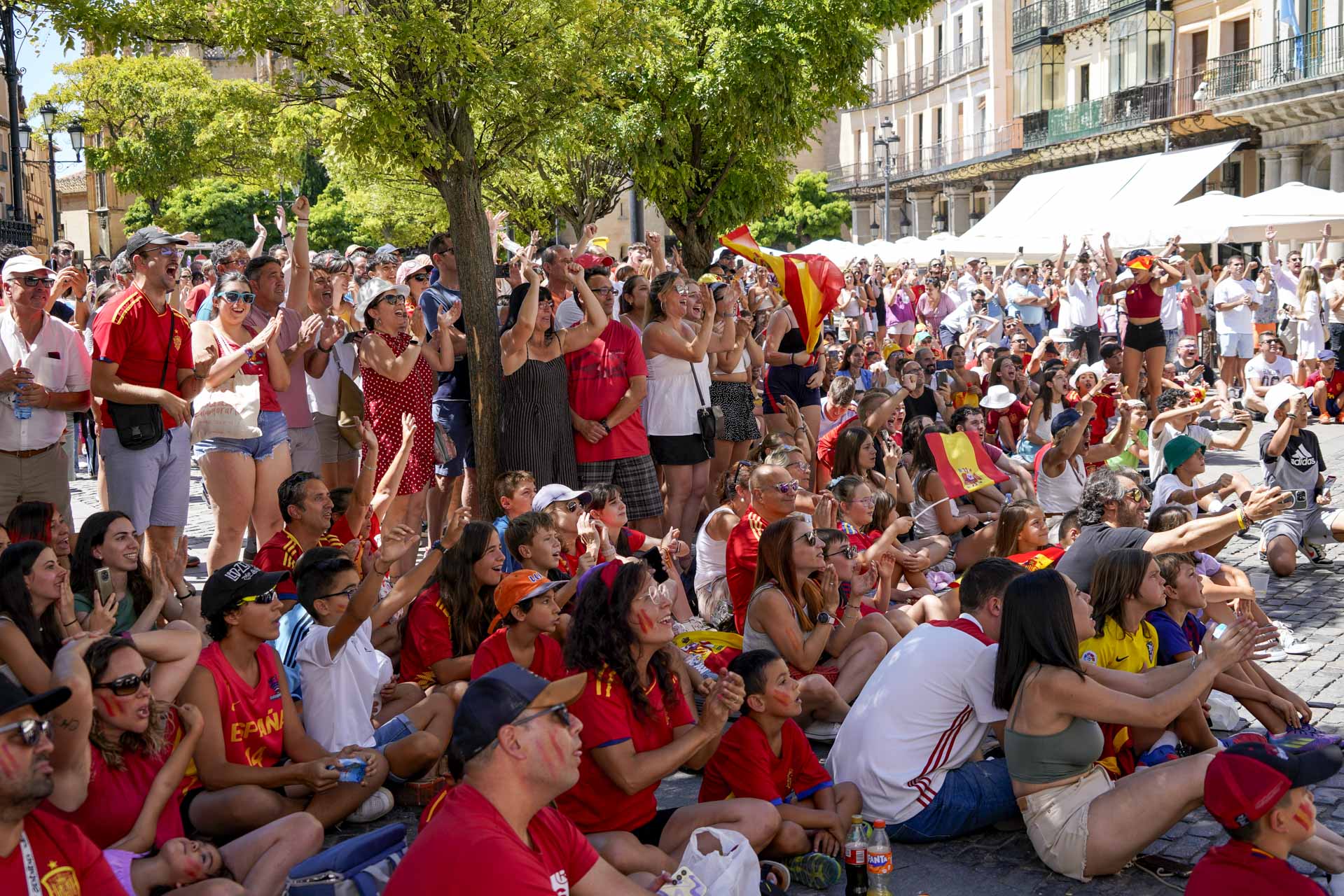 Segovianos viendo el partido desde la pantalla situada en la plaza Mayor. Fotografía: Miguel Angel Fernández