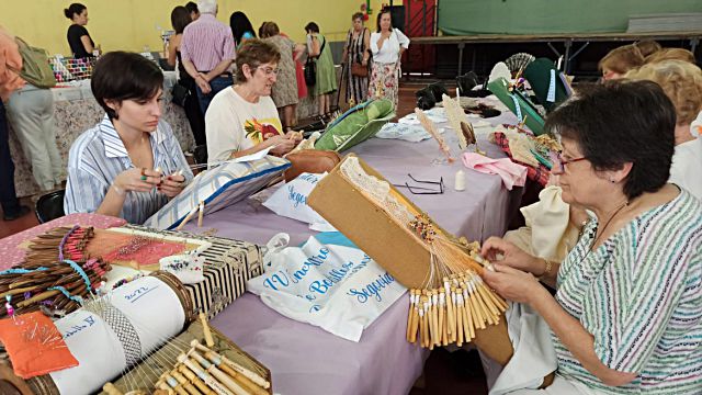 Encajeras en una edición pasada del Encuentro de Bolillos. / E. A.