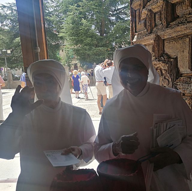 Las Hermanitas de los pobres piden donativos a la salida de la misa en la iglesia del Rosaio (La Granja).