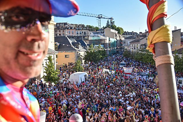 Multitudinario comienzo de las fiestas la tarde del sábado en la plaza de los Dolores de La Granja. / Francisco Sánchez