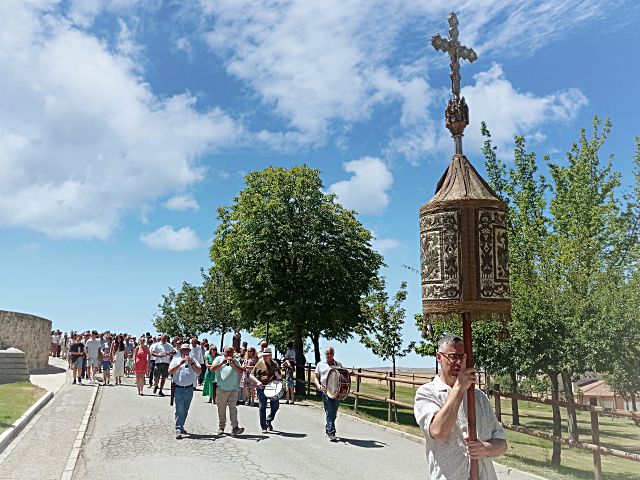 Procesión por las calles del pueblo, tras la misa. / E. A.