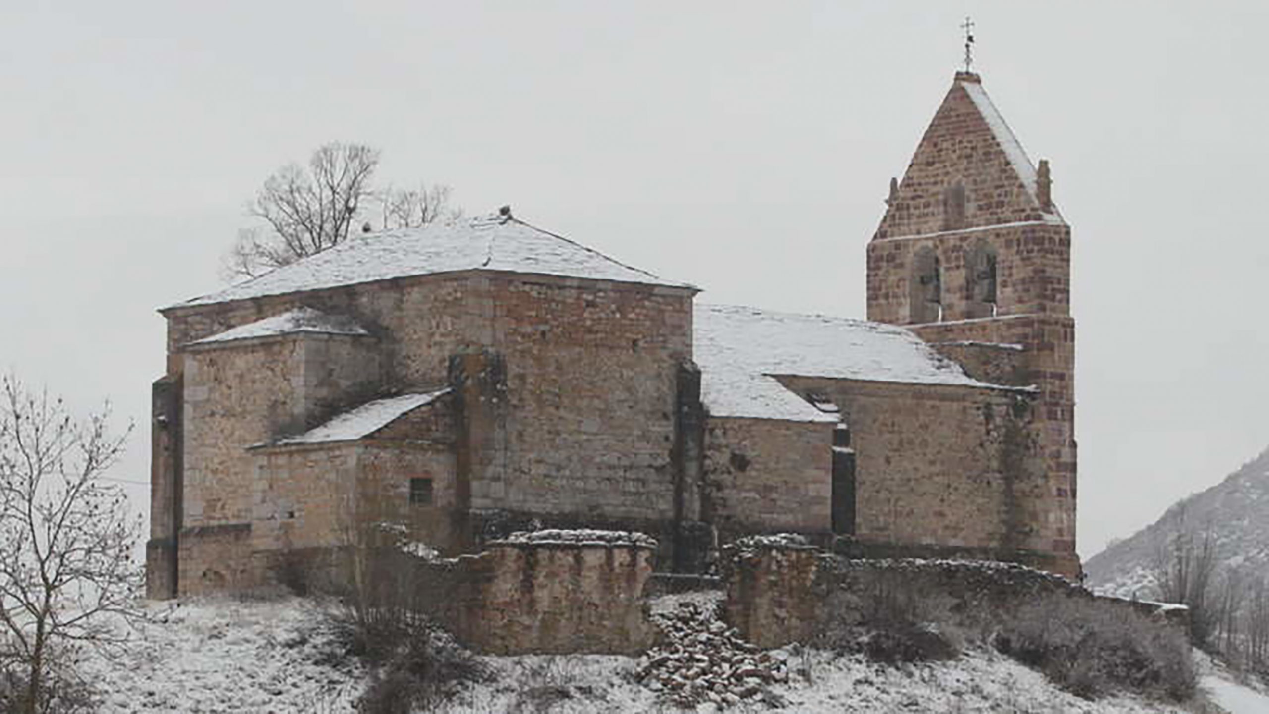 Imagen nevada del templo.