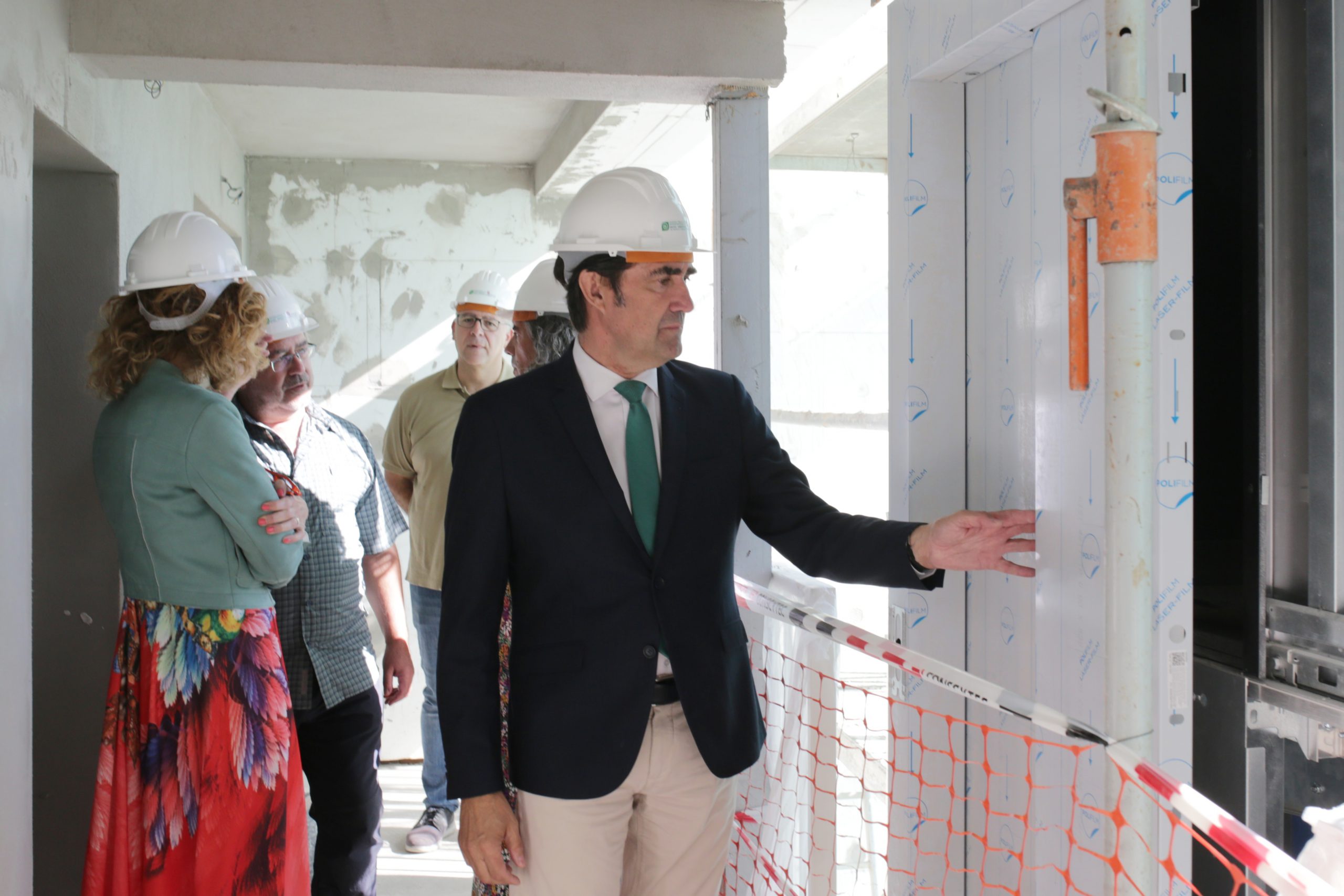 Juan Carlos Suárez-Quiñones visita las obras de rehabilitación de 22 viviendas de camineros en Zamora. / JL Leal