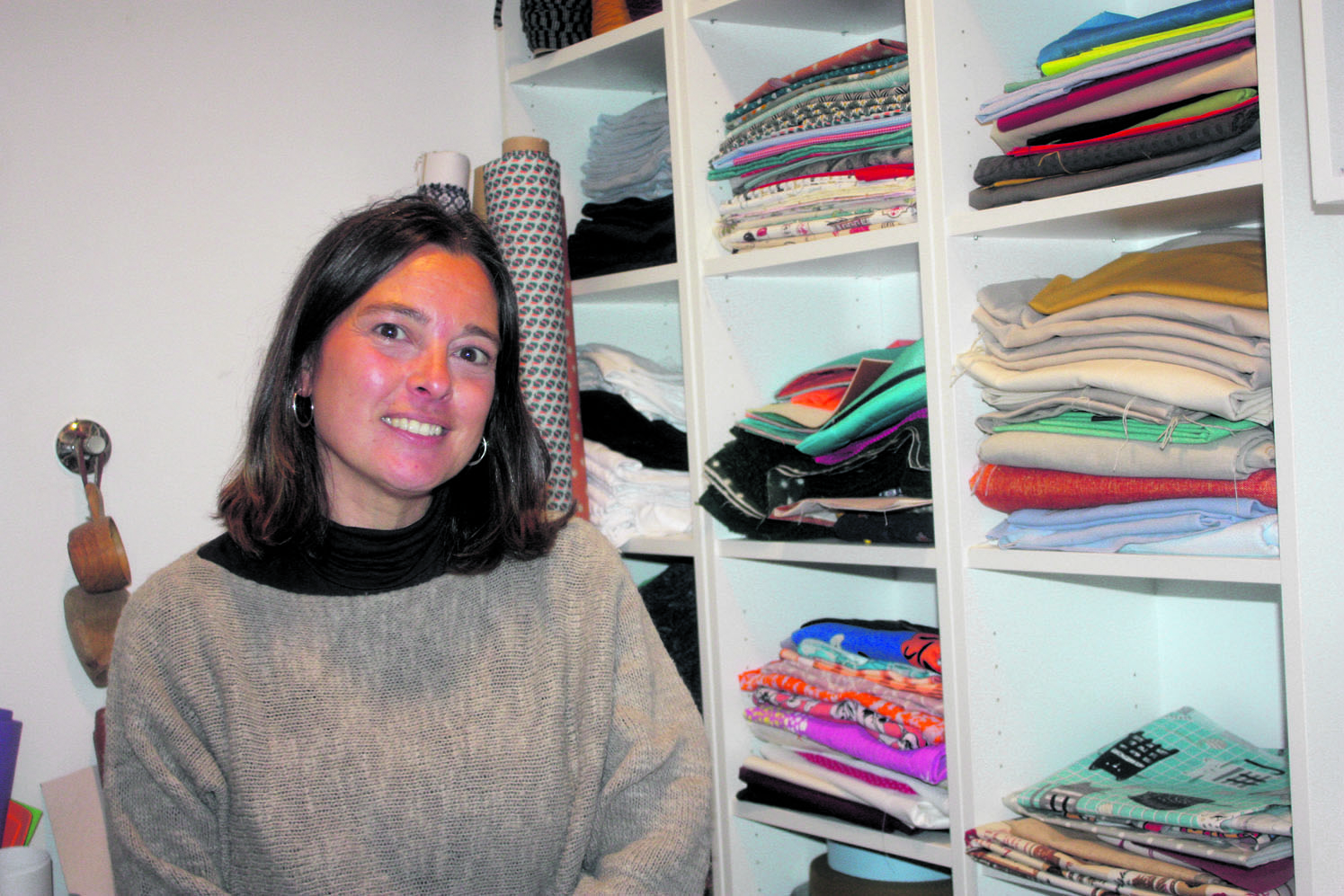 Lucía García Grande, junto a algunas de las prendas y complementos de Luc&Lia. / Alicia González